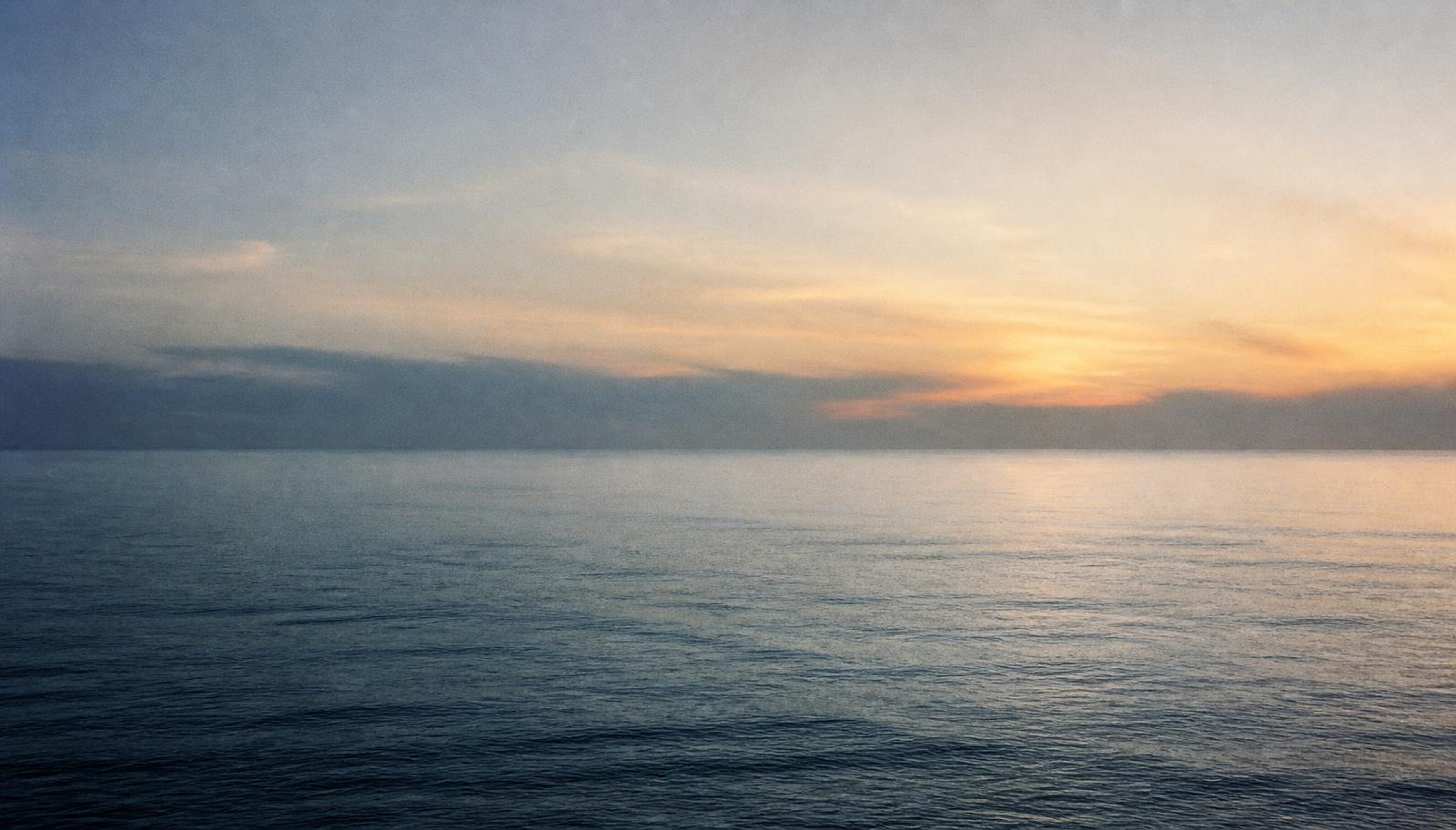 A quiet ocean horizon